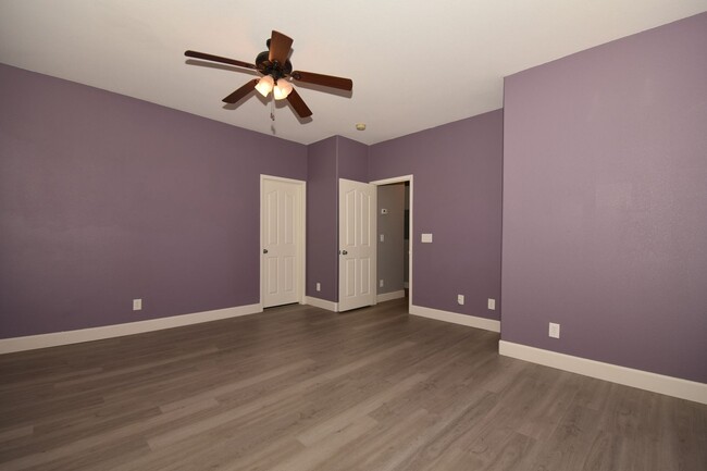 Building Photo - Spacious 2 Bed 2 Bath with Attached Car Ga...