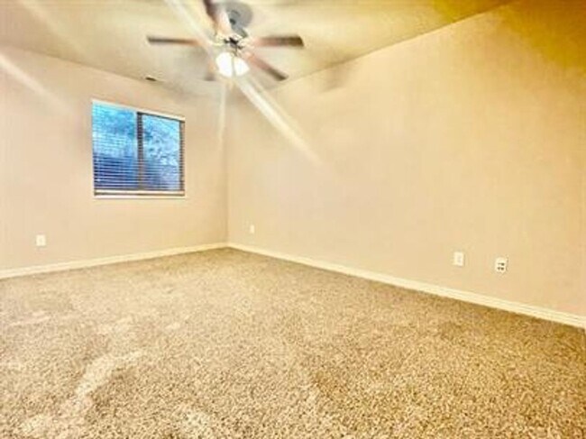 Building Photo - Hidden Valley Townhome!