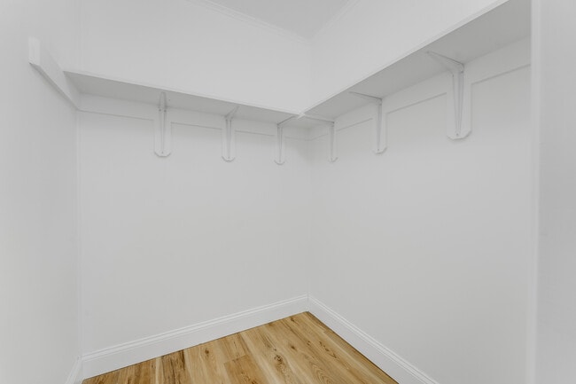 Building Photo - 702 E Park Ave