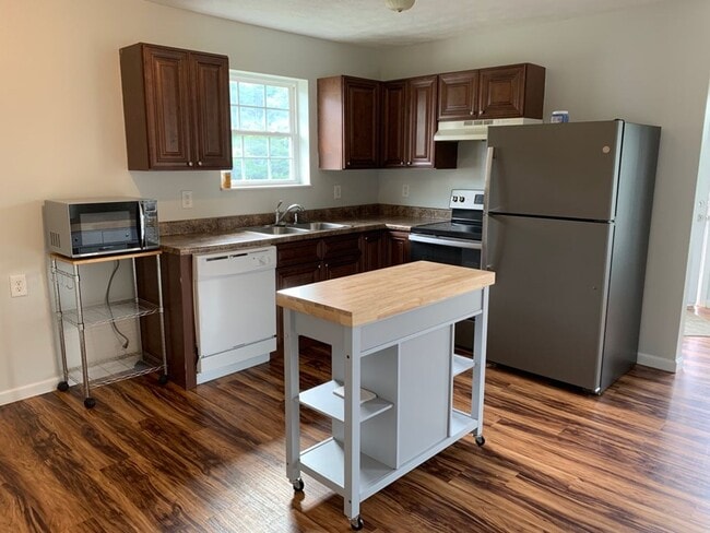 Building Photo - Charming Home in a Great Neighborhood