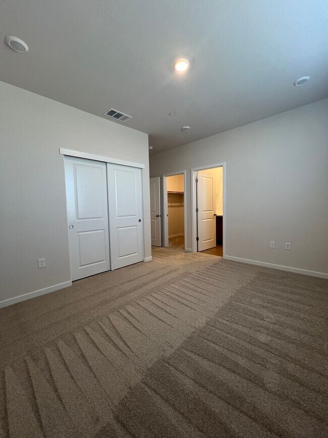 Building Photo - STUNNING BRAND NEW 3 BEDROOM HOME IN W. ROSEVILLE!!