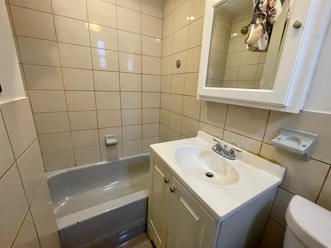 Building Photo - 1820 Albany Ave