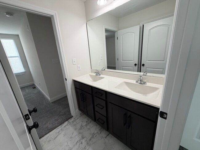 Building Photo - 156 Far Meadow Dr