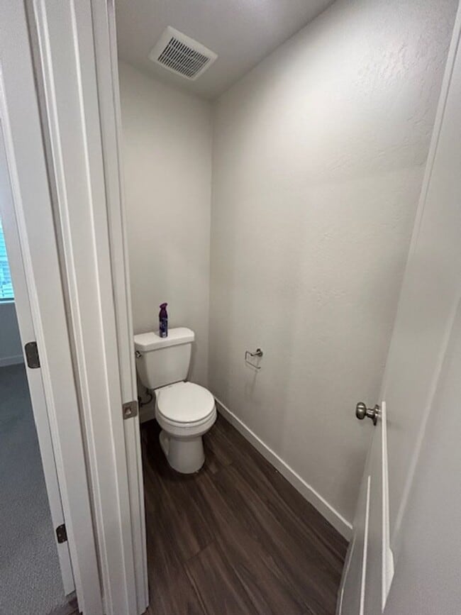 Building Photo - Newer 5 Bedroom 3 Bathroom in Tulare!