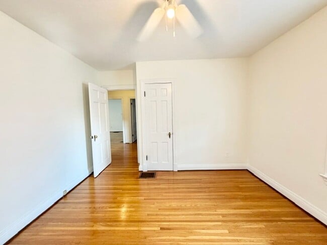 Building Photo - 2414 Brighton Dr