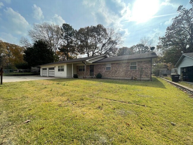 Building Photo - Move-in Special in Sherwood!