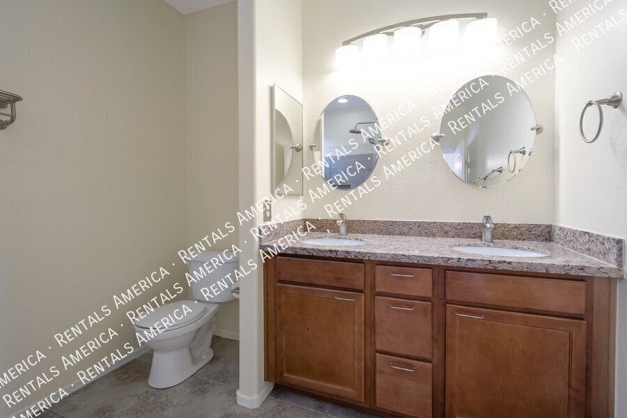 Building Photo - 3051 S Eugene