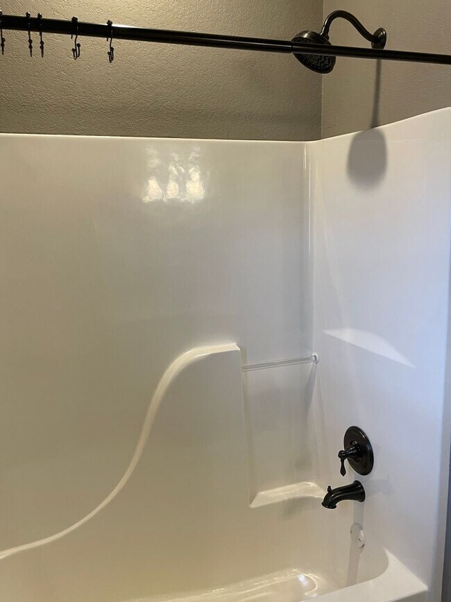 Building Photo - 3 Bedroom, 2 Full Bath, 2-car attached gar...