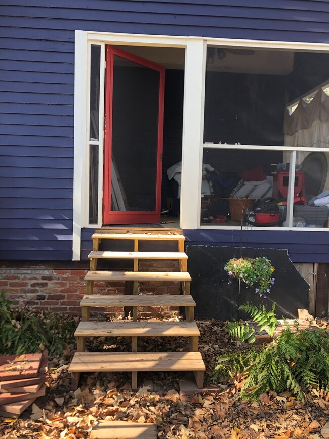 Entry to private screened porch and apartment - 476 Waldo St SE