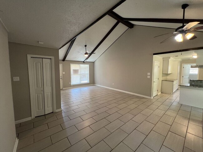 Building Photo - Charming 3-Bedroom Home on Quiet Dead-End ...