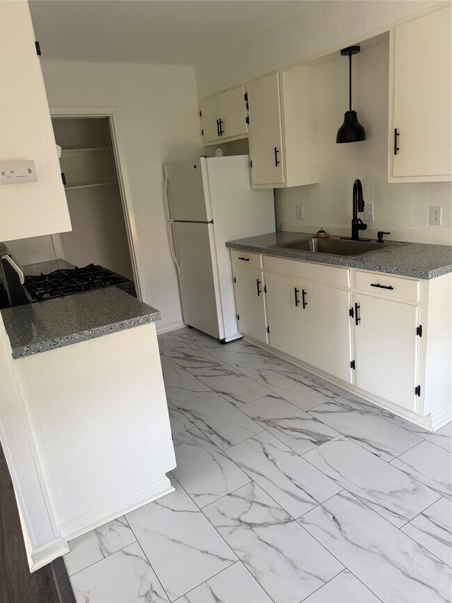 Building Photo - 913 Prentice Ln