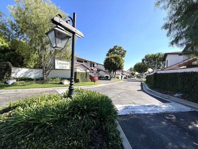 Building Photo - Spacious End Unit Home with 2 Master Suite...