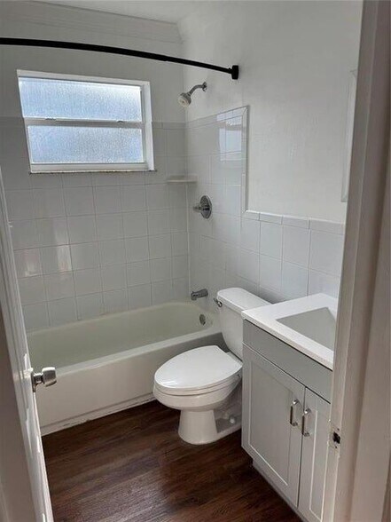 Building Photo - 520 NE 58th St