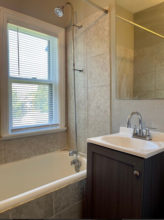 Building Photo - Spacious 5 Bedroom 2Bathroom Duplex in St Paul!!!