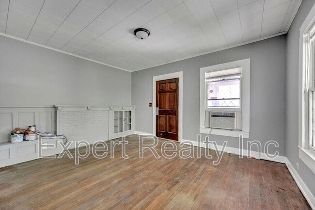 Building Photo - 608 5th Ave