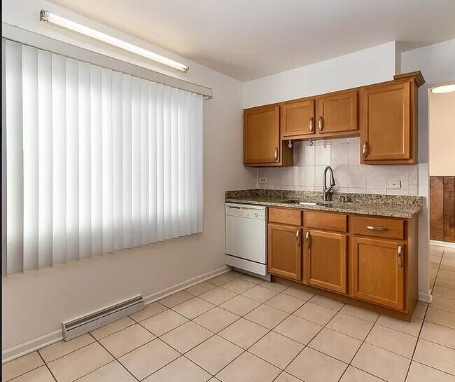Building Photo - 615 Maple Ct