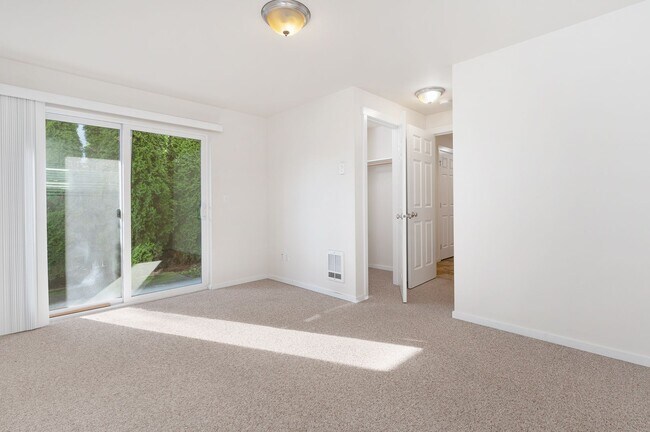 Building Photo - 1213 Townhomes