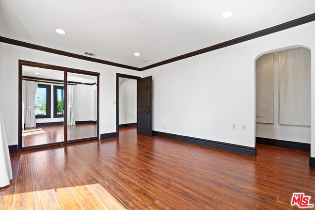 Building Photo - 309 N Doheny Dr