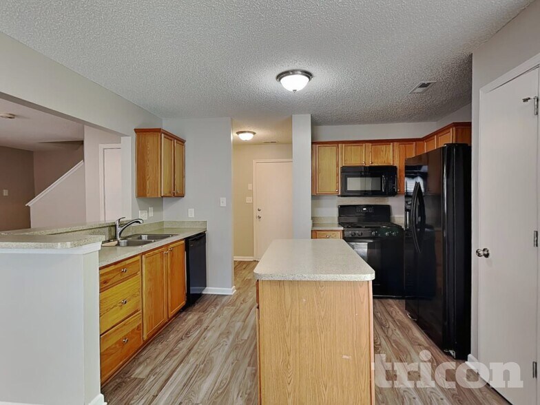 Building Photo - 535 Railway Pl SW