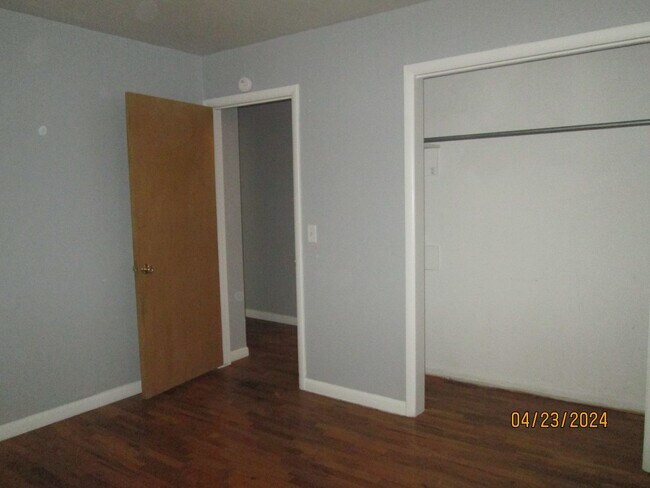 Building Photo - HOUSE -- 3 bedrooms, 2 bathrooms, Garage
