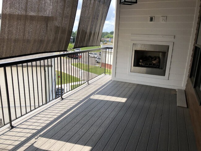 Building Photo - Contemporary 2BD 2.5 BA  3 Story Townhome with a View!
