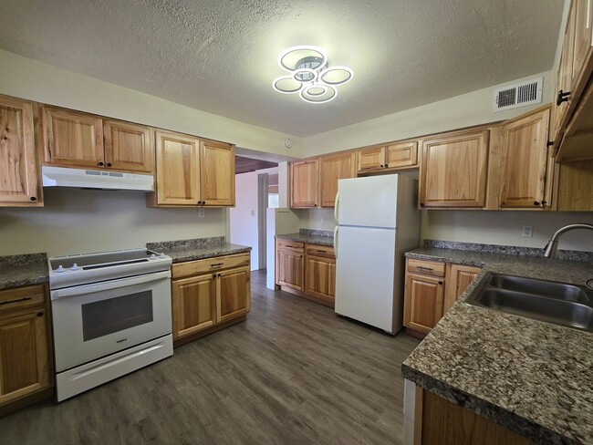 Building Photo - 3 BEDROOM ON LYNWOOD