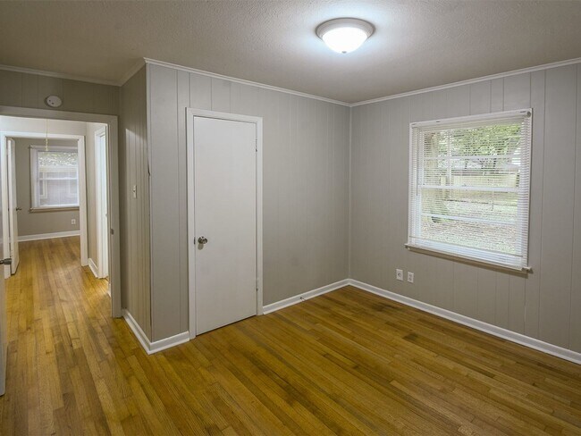 Building Photo - Updated 3 bed, 1.5 bath near U of M.