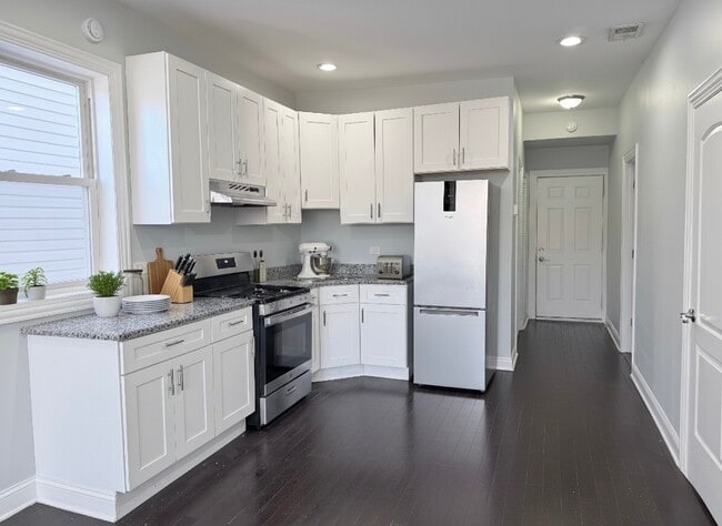 Building Photo - 1520 S Kedvale Ave