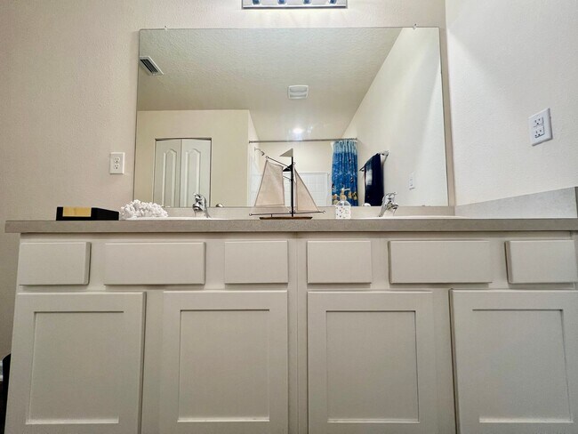 Building Photo - Available 11/1/24 Three bedroom two bath h...