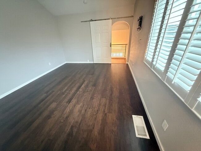 Building Photo - 533 Bustos Pl