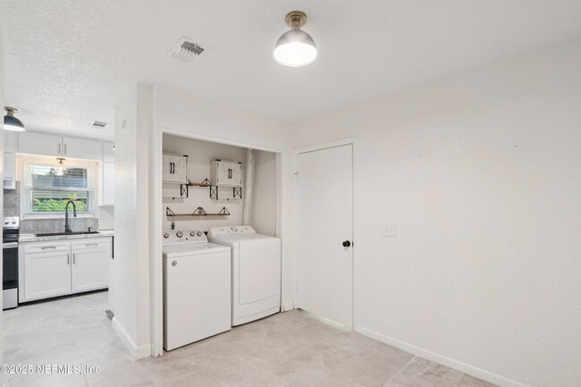 Building Photo - 409 Sailfish Dr E