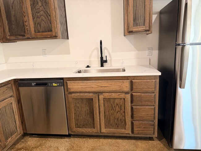 Building Photo - 983 Cline Dr
