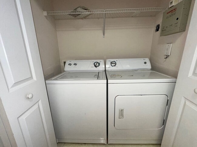 Building Photo - Gated Community! Close to the Beach and sh...