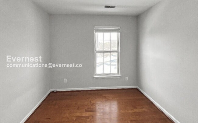 Building Photo - 3 Bed/1.5 Bath Townhome with Fenced Yard / Pet-Friendly / Vouchers Accepted / Available Now!