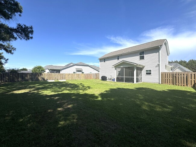 Building Photo - Beautiful home! Minutes to Surf City!