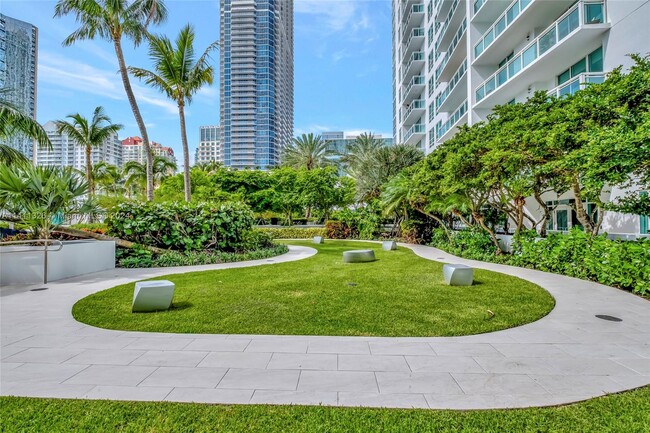 Amenities - 951 BRICKELL Ave