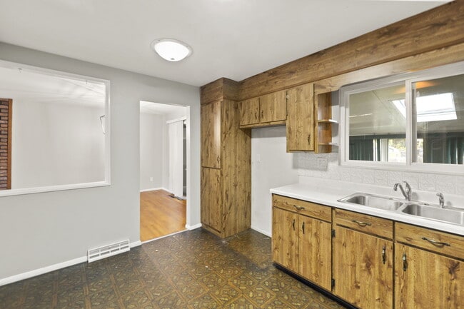 Building Photo - 2022 Northglen Dr