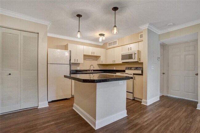 Building Photo - 370 Lake Placid Ct