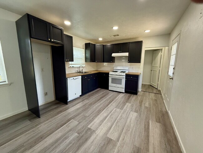 Building Photo - "Charming 3-Bed Oasis with 2 Full Baths in Garland – 1160 Sq Ft of Comfort at 1617 Meadowbrook!"
