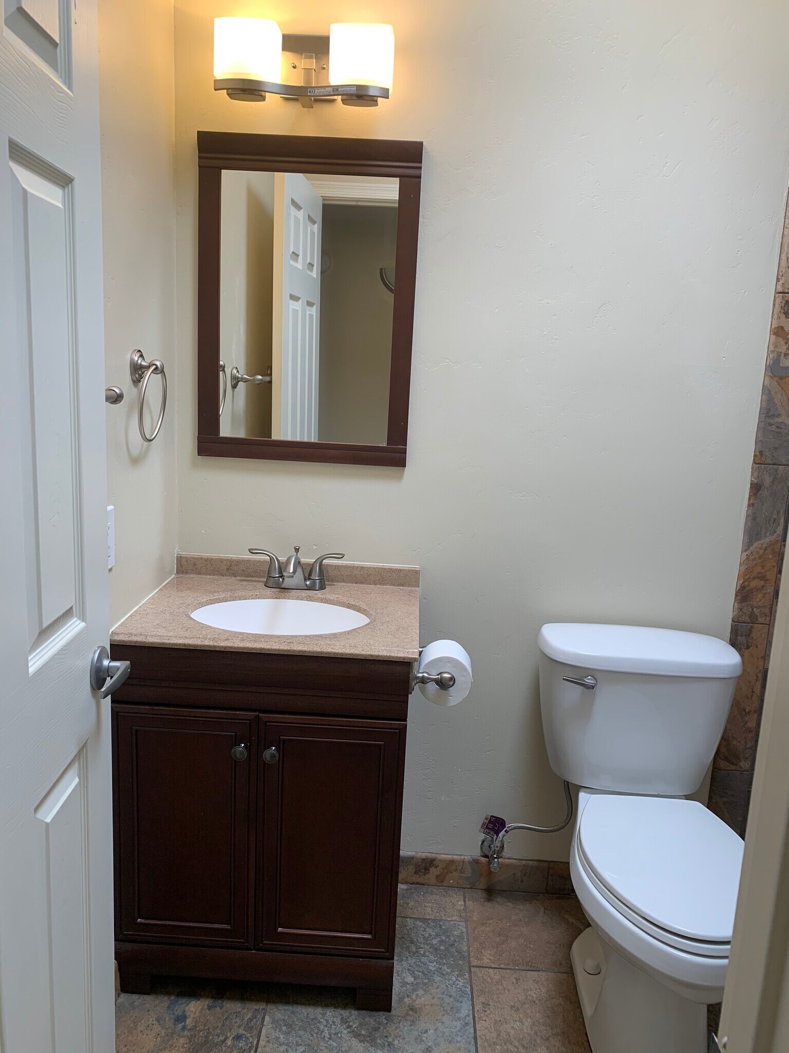 Hall Bath - 607 N De Medici Pl