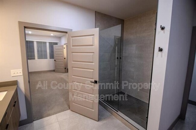 Building Photo - 1567 King St