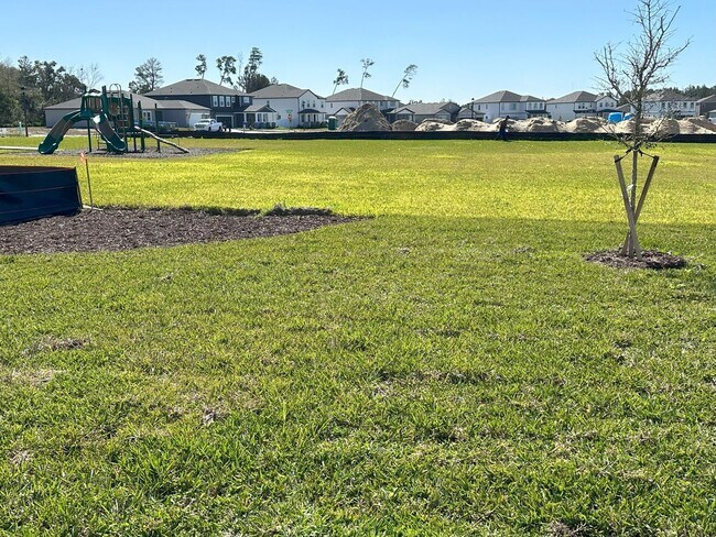 Building Photo - Like-New Ashton Woods Spacious 5BR 4BA, Prime Location Near I-4!