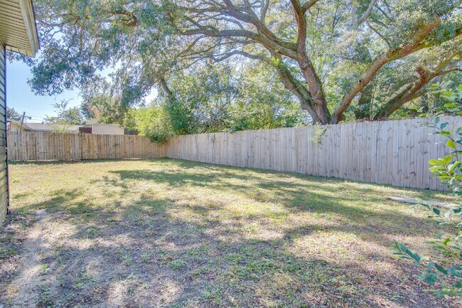 Building Photo - Pensacola 3BR Home with Bonus Den, Hardwood Floors & Fenced Backyard-Coming Available 8/17.
