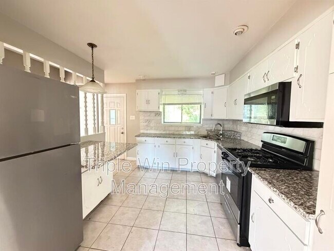 Building Photo - 1570 Mendell Dr