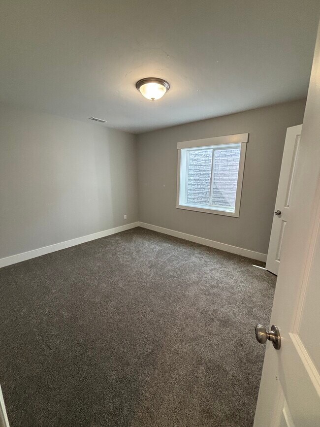 Building Photo - 448 Washington Loop