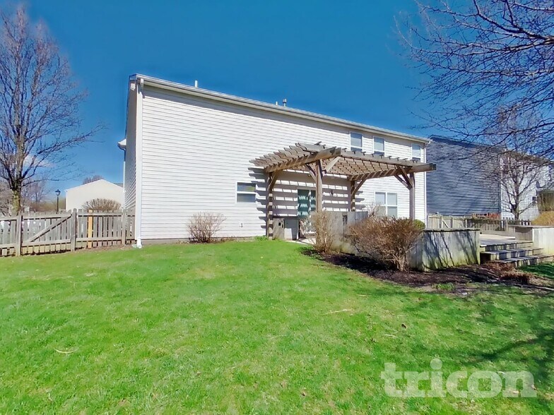 Building Photo - 6953 W Briar Park View