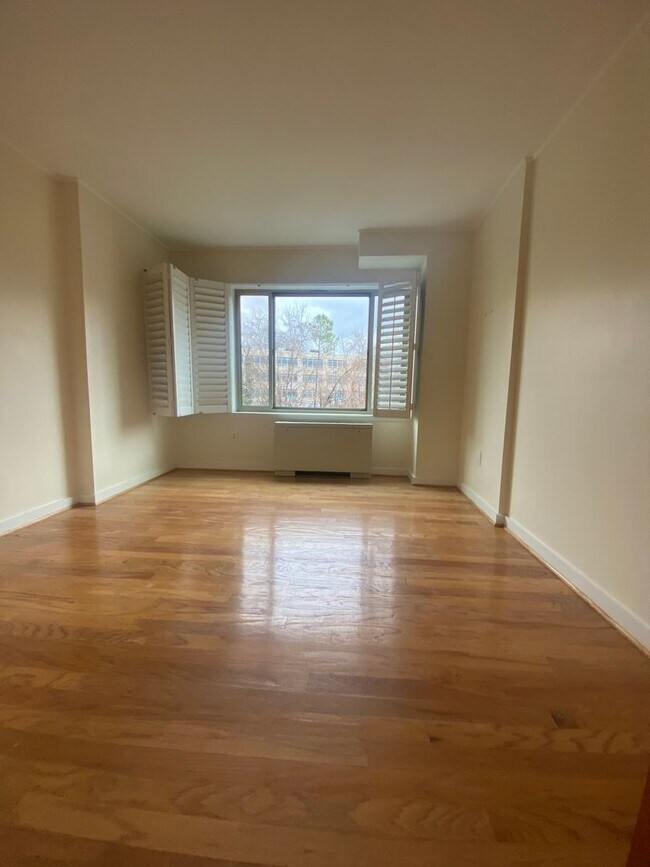 Building Photo - Updated One Bed One Bath Just a block from...