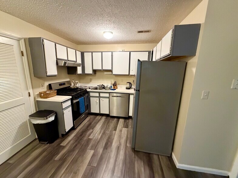 Kitchen - 173 Prestwick Way