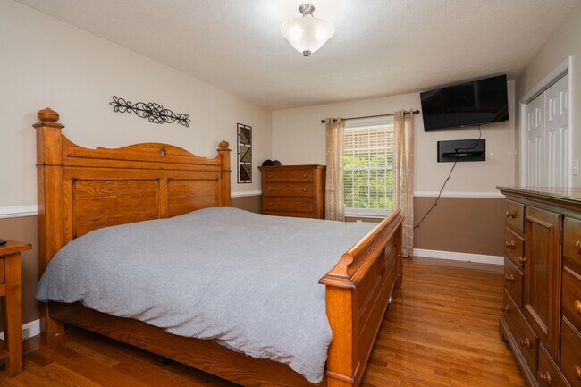 Building Photo - 3 br/ 2 bath home, private setting with garage/workshop