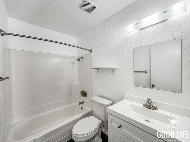 Building Photo - Stunning 3BD/2.5BA Townhouse in El Cajon W/ Central A/C, W/D, 2 Balconies, & Community Pool/Spa!